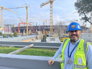 Octavi Creus, Grounds Manager du FC Barcelone, devant le Spotify Camp Nou en rénovation.