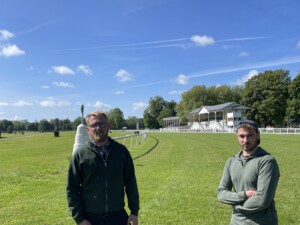 Johnny Muller (à gauche) et Lucas Clavreul (à droite) sont les responsables des pistes de l'Hippodrome de Vittel.